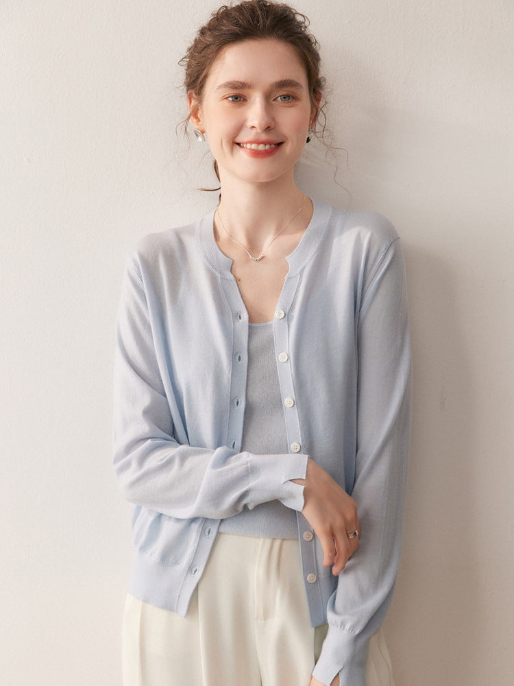 Women's thin and elegant knitted cardigan with scissor collar.