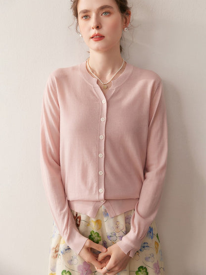 Women's thin and elegant knitted cardigan with scissor collar.