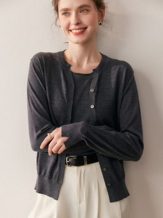 Women's thin and elegant knitted cardigan with scissor collar.