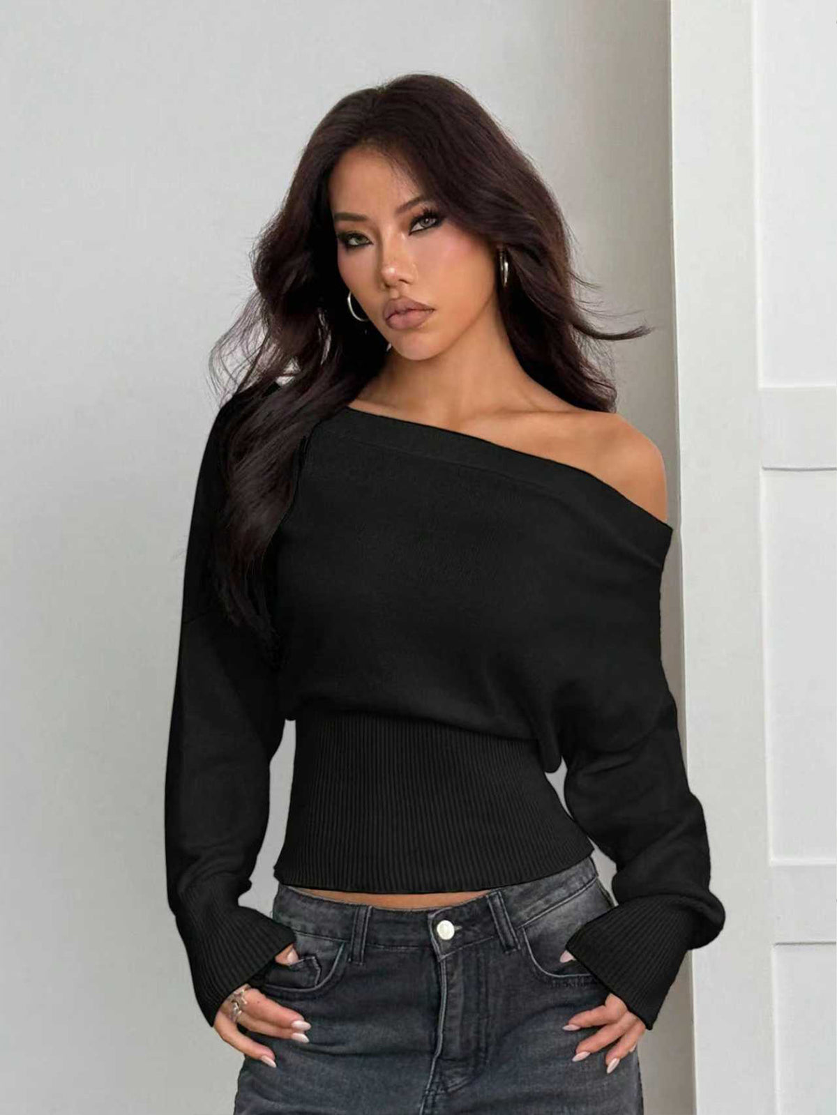Relaxed and loose-fitting off-shoulder knit top for women